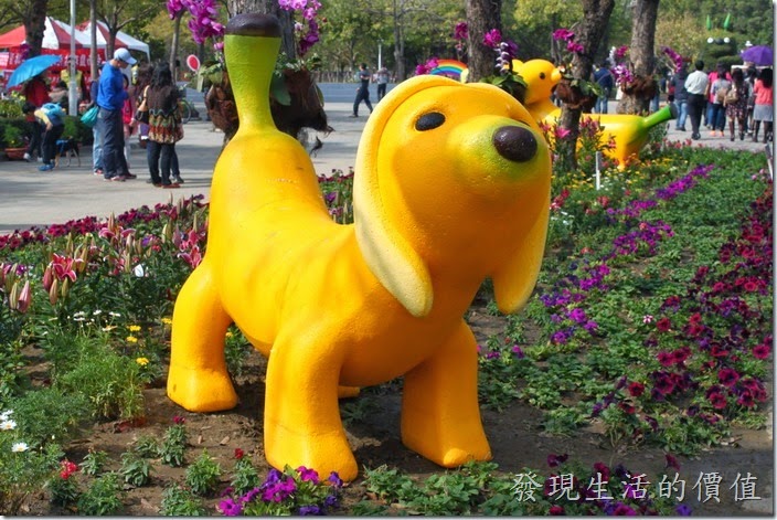 台南-2015百花祭。如蕉似七果。用香蕉做成的臘腸狗造型甜點，把日常水果融入台南文創，可愛的香蕉狗狗熱情的迎接到訪的遊客。