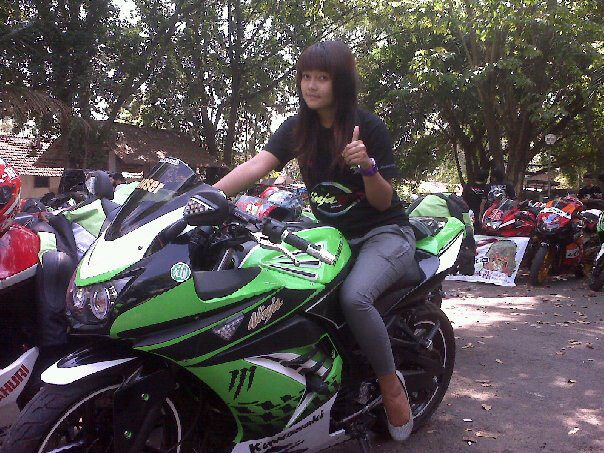 Девушка на Kawasaki Ninja 250 r