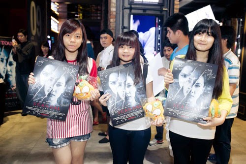 Cu Hanh Bong duoc trao tay cac fan.jpg