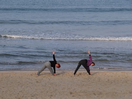 42. Gimnastica pe malul Mediteranei.JPG