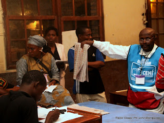 Dépouillement des bulletins de vote pour des candidats aux élections de 2011 en RDC, en présence des témoins le 28/11/2011 à Kinshasa. Radio Okapi/ Ph. John Bompengo