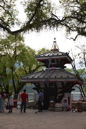 Obiective turistice Pokhara: templul Shiva de pe insula.JPG