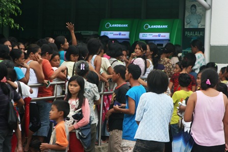 17ILIGAN_B1<br />Residents affected by Typhoon Sendong line up to withdraw at an automated teller machine in Palao, Iligan City, afternoon of December 17, 2011. Hundreds of residents were affected by the flashflood that killed at least 50 people. MindaNews photo by Toto Lozano<br />