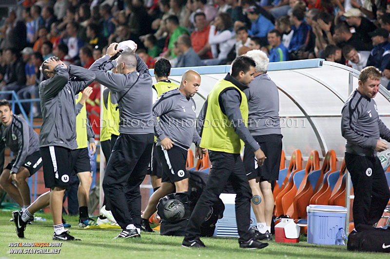 Banca celor de la "U" Cluj Napoca reactioneaza dupa o ratare in timpul meciului dintre FCM Targu Mures si "U" Cluj Napoca din etapa a VII-a a ligii intai de fotbal, luni 19 septembrie 2011, la Targu Mures,