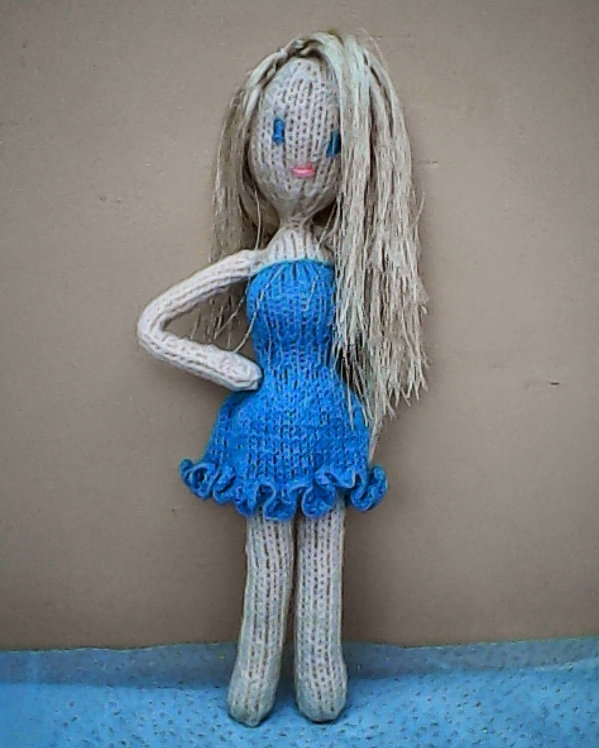 Free pattern for knitted doll