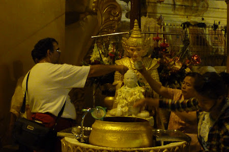 Traditii Myanmar: Buda de sambata