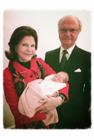 La princesa Leonor con sus abuelos maternos, los reyes Carlos Gustavo y Silvia de Suecia.