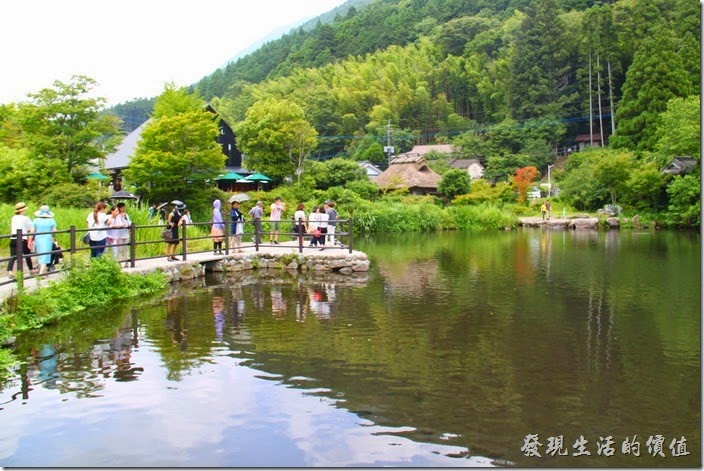 日本北九州-金鱗湖的湖水非常乾淨，而且清可見底，其實湖水也不深。