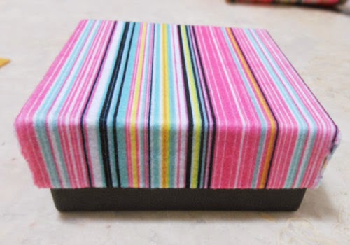 Customizando caixa decorativa com feltro adesivo