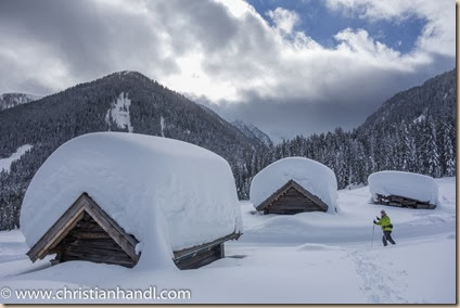 Holzhütten von viel Schnee bedeckt bei der Leitental Langlaufloipe