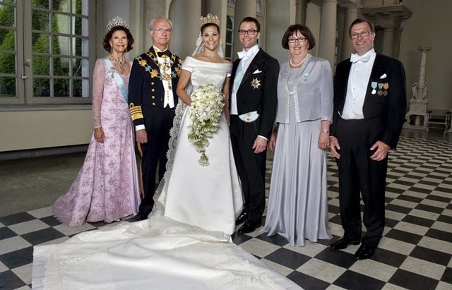 Los padres de los novios se unieron a ellos en el posado oficial. A la izquierda, los reyes Carlos Gustavo y Silvia, y a la derecha, Olle y Ewa Westling