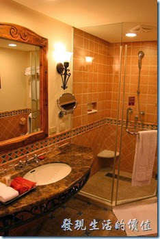 花蓮-理想大地渡假村(房間)。浴室內也整理得很乾淨，一般飯店該有的設施都有，色調大概也是採西班牙風格。