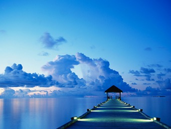 Um atracadouro ao pôr-do-sol na Ilha de Areias Brancas das Maldivas.