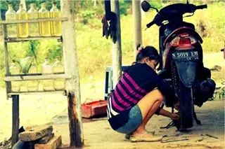 Tukang tambal ban, wanita cantik Tukang tambal ban cantik di Malang