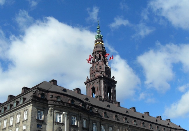 Fødselsdagsflag i toppen af Christiansborg