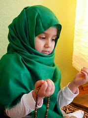 anak perempuan islam berdoa