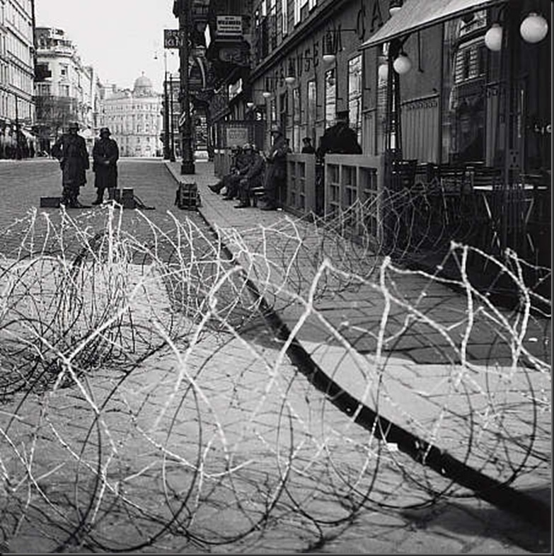 5 Barricade on the Operngasse, Vienna 1930-33