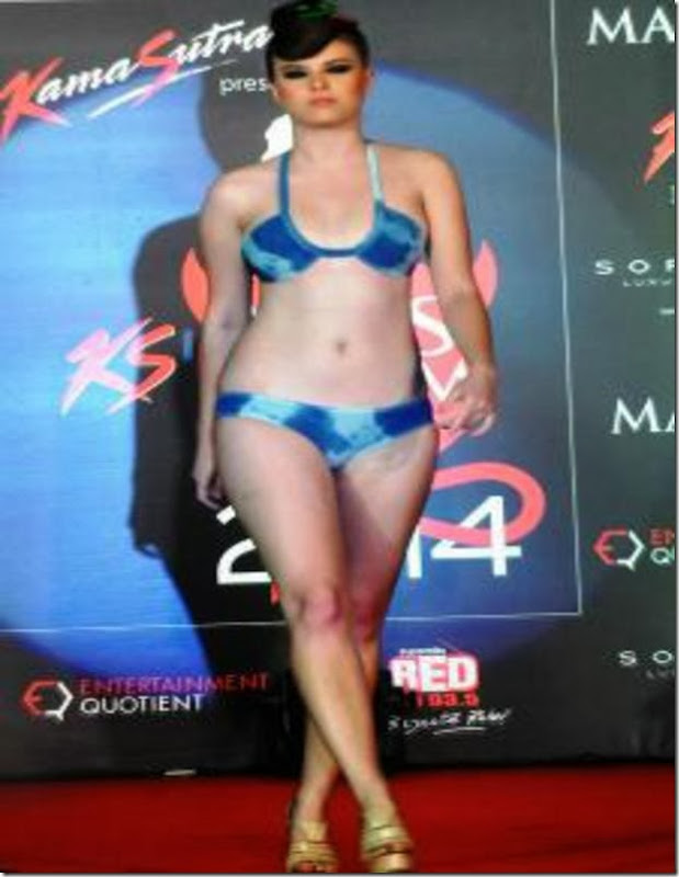 maxim bikini show  (1)