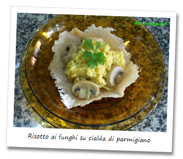 Fotografia del piatto risotto ai funghi su cialda di parmigiano