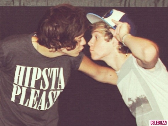 [Harry-and-Niall-Kissing-bromance-moments-Instagram-580x435%255B3%255D.jpg]