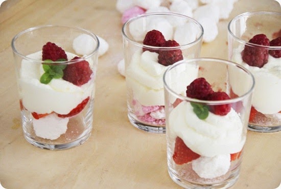 Mini Pavlova con fragole e lamponi