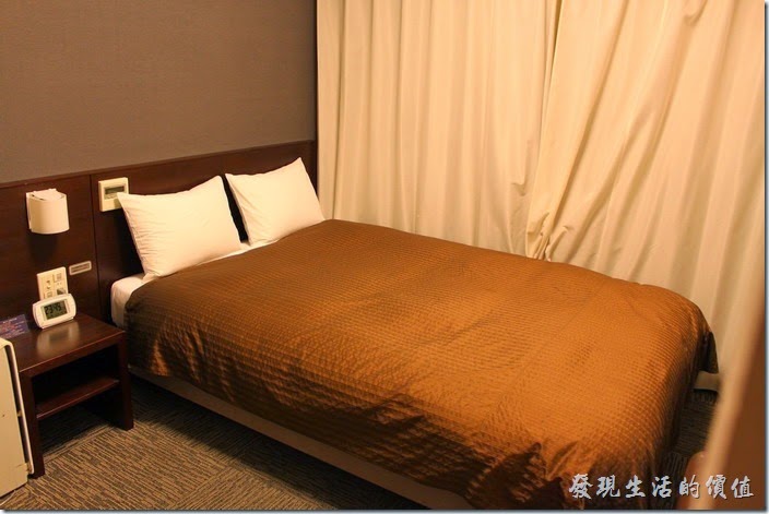【博多祇園Hotel東名inn】兩人客房的房間超小，就連床鋪也好小，夫妻兩人抱在一起睡沒關係，要是兩個大男人就覺得尷槓了。