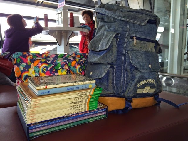 2015-02-03 10.54.05 藍色大背包裡面其實是幫忙帶的童書