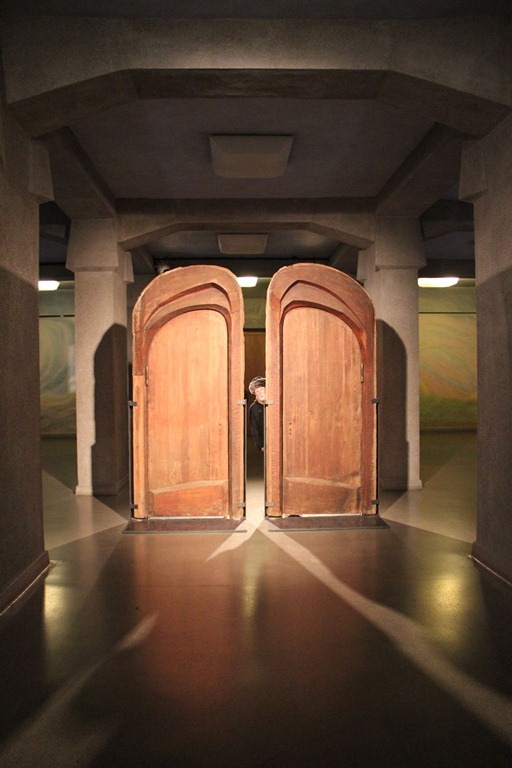 [15_1-Frank_with_Goetheanum_Doors%255B4%255D.jpg]