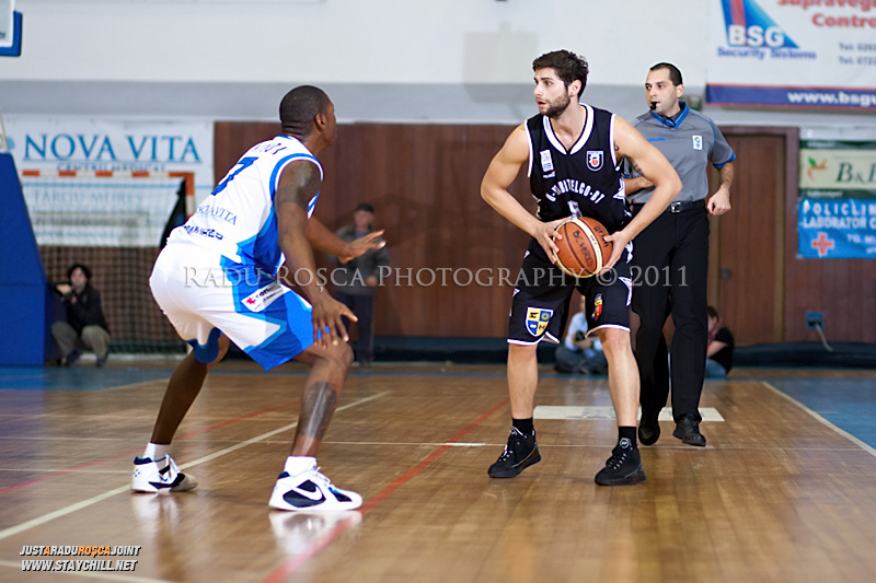 Mihai Paul este aparat de Calvin Watson in timpul  partidei dintre BC Mures Tirgu Mures si U Mobitelco Cluj-Napoca din cadrul etapei a sasea la baschet masculin, disputat in data de 3 noiembrie 2011 in Sala Sporturilor din Tirgu Mures.