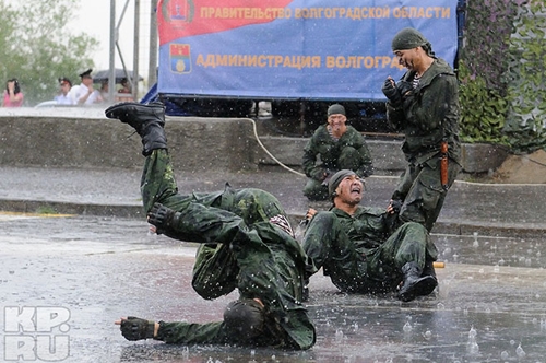 Фотографии с показательных выступлений СОБР и ОМОН в Волгограде