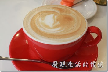 台南-沛里歐咖啡館。熱卡布其諾咖啡，味道還滿香醇的，但稍帶點苦味、牛奶味道不重。