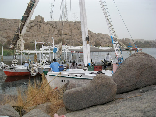 The titanic was helping out another felucca from a different tour