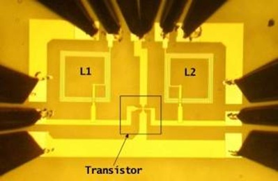 transístor de grafeno e um par de bobinas