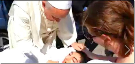 Papa Francesco mentre saluta la ragazza disabile