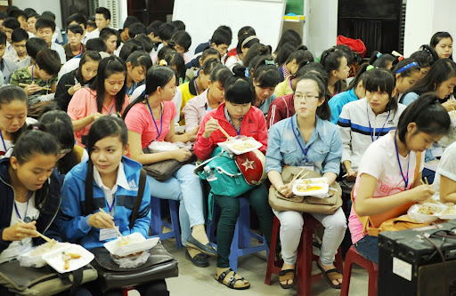 Các thí sinh ăn sáng trước khi đến trường thi