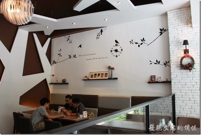 台南-綠帕克咖啡館一樓的裝潢，在白色的牆壁上還貼上了黑色的剪影，讓人不會有緊迫感。