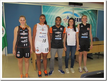 Novos unformes apresentados pelas atletas Brenda, Sheila, Kiara e Carina, junto com o assistente tecnico Marquinhos