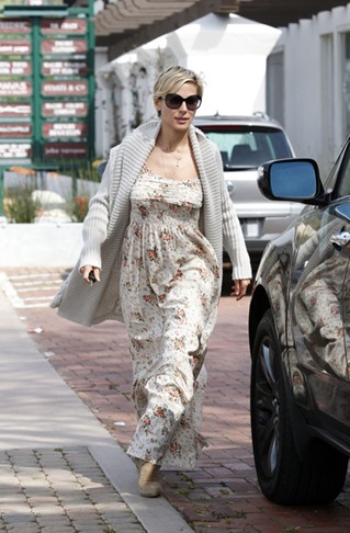 Elsa Pataky seen out lunch wearing long floral l23WA8OhCr_l