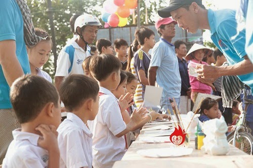 Nhung hinh anh dang nho trong buoi giao luu va trao qua_3.jpg