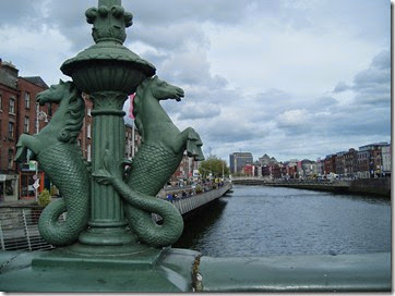 Dublin. Puente Grattan sobre el Rio Liffey - P5091090