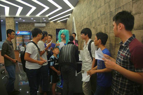 Gamer tham gia trải nghiệm laptop Lenovo Y50.jpg