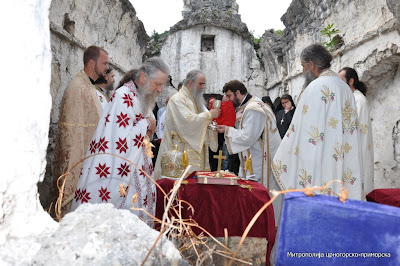 МИТРОПОЛИТ АМФИЛОХИЈЕ СЛУЖИО У ЦРМНИЧКОМ СЕЛУ ГОДИЊЕ