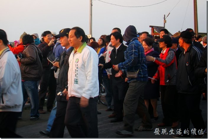 台南-2013井仔腳瓦盤送夕陽。台南市長賴清德親臨現場與民眾一同送走2013年的夕陽。