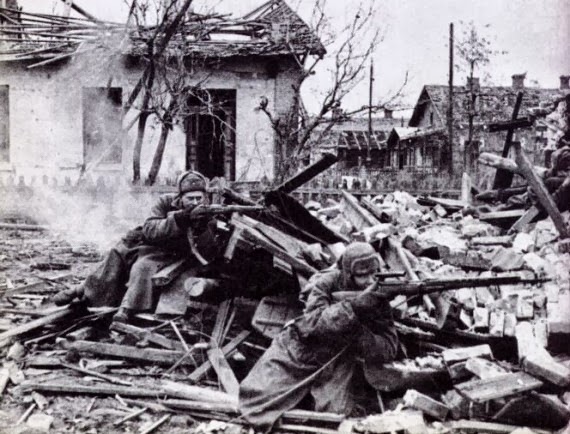 [The-Battle-of-Stalingrad-570x4344.jpg]