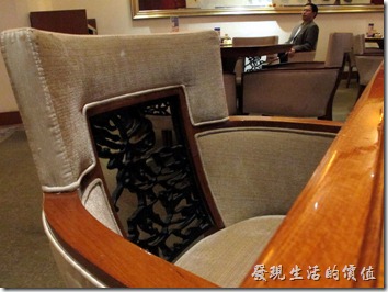 惠州-康帝國際酒店。早餐用餐的餐廳，比較特別的是這裡的椅子椅背全部都用了鑄鐵刻劃出樹葉的圖案，這可能有一定的含意。
