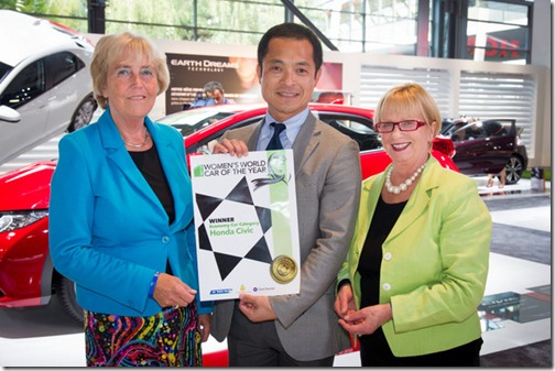 Sandy-Myhre-and-Henny-Hemmes-gave-the-award-to-Toshiaki-Konaka-center