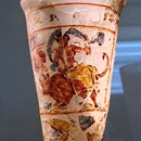 Vaso  de vidrio esmaltado, s. I dC, tesoro de Bagram, en la región de Kapisa, Afganistán. Musée Guimet, París.