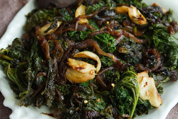 Recipe: Slow-Cooked Kale with Smashed Garlic &#038; Red Onions