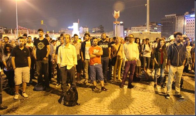 Standing-humans-in-Taksim