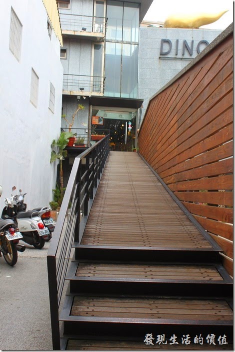 台南-Noi-coffe河內咖啡。這個直上二樓的長廊樓梯還頗有氣勢與感覺的。